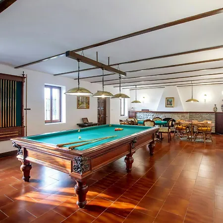 Stylish In Its Own Vineyard With Pool *