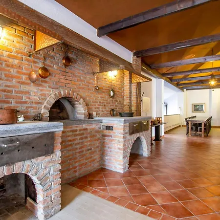 Stylish In Its Own Vineyard With Pool *