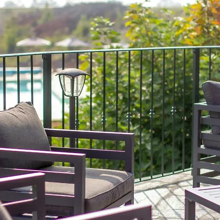 Stylish In Its Own Vineyard With Pool *